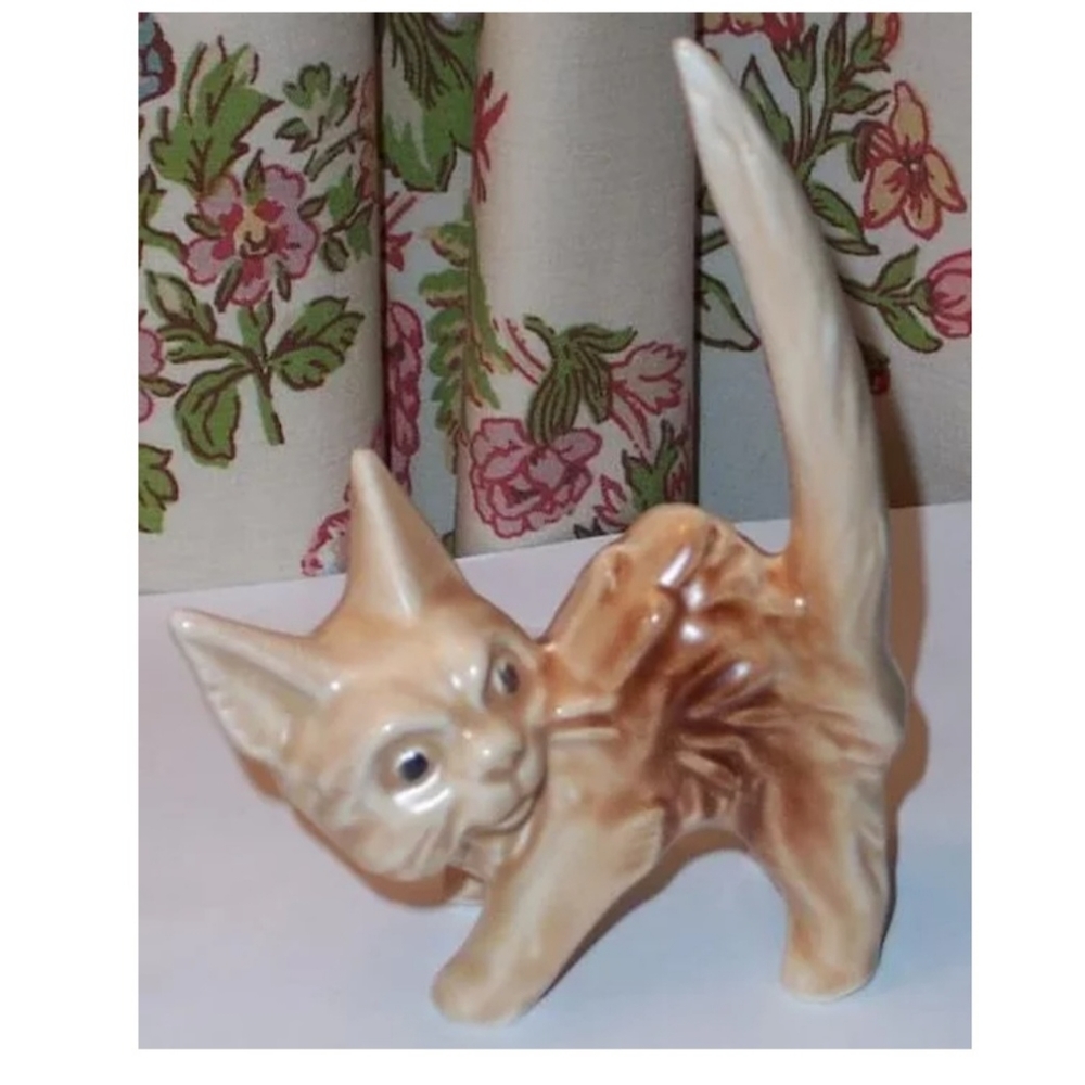 Vintage SylvaC Pottery England Scary Scared Cat Figurine